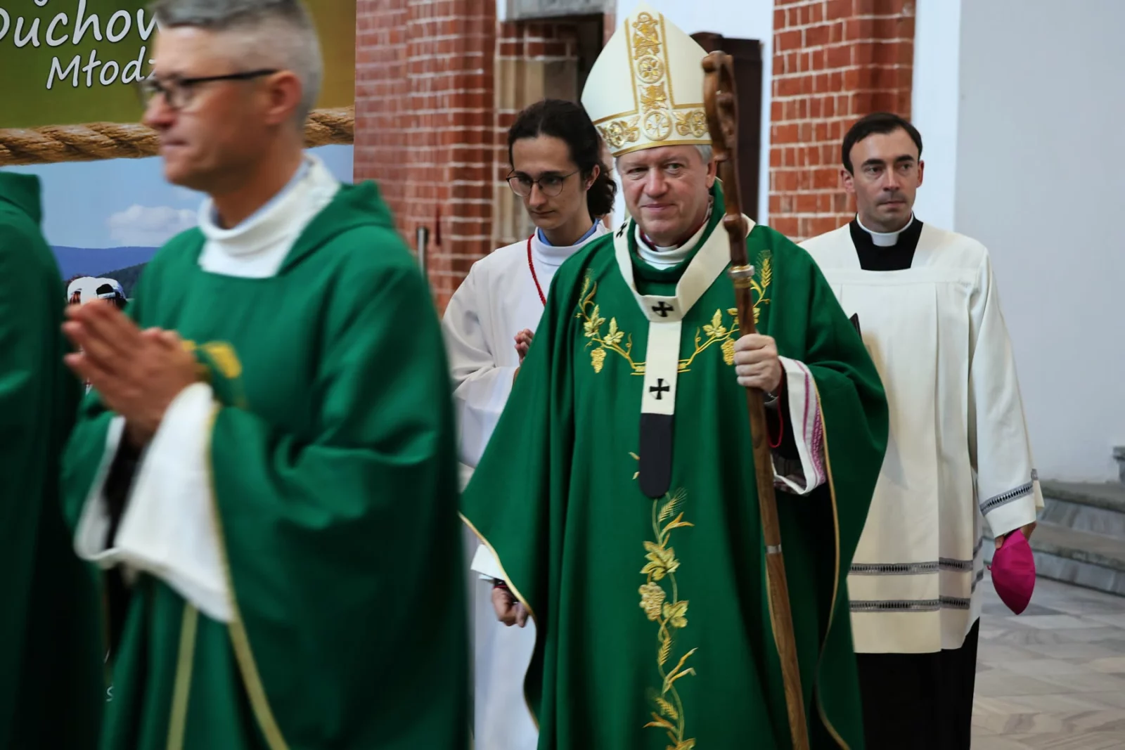 Arcybiskup Józef Kupny na rozpoczęcie Mszy św. z okazji 80-lecia obecności salezjanek we Wrocławiu