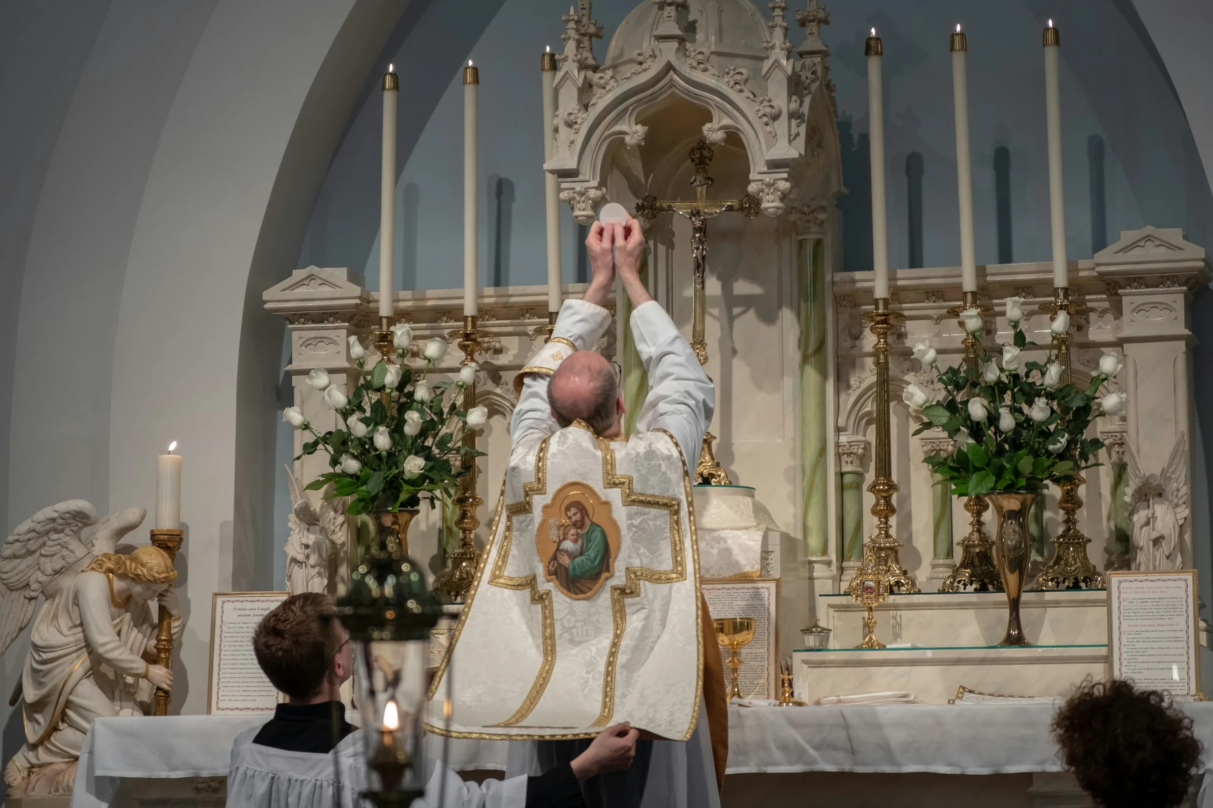 Wbrew pozorom liturgia nie stanowi głównej osi sporu pomiędzy bractwem a Kościołem katolickim. Oprócz Mszy chodzi o sprawy natury teologicznej, takie jak ekumenizm, wolność religijna, dialog ze współczesnym światem i sposób historycznego podejścia do tekstów biblijnych – pisze dr Paweł Beyga.