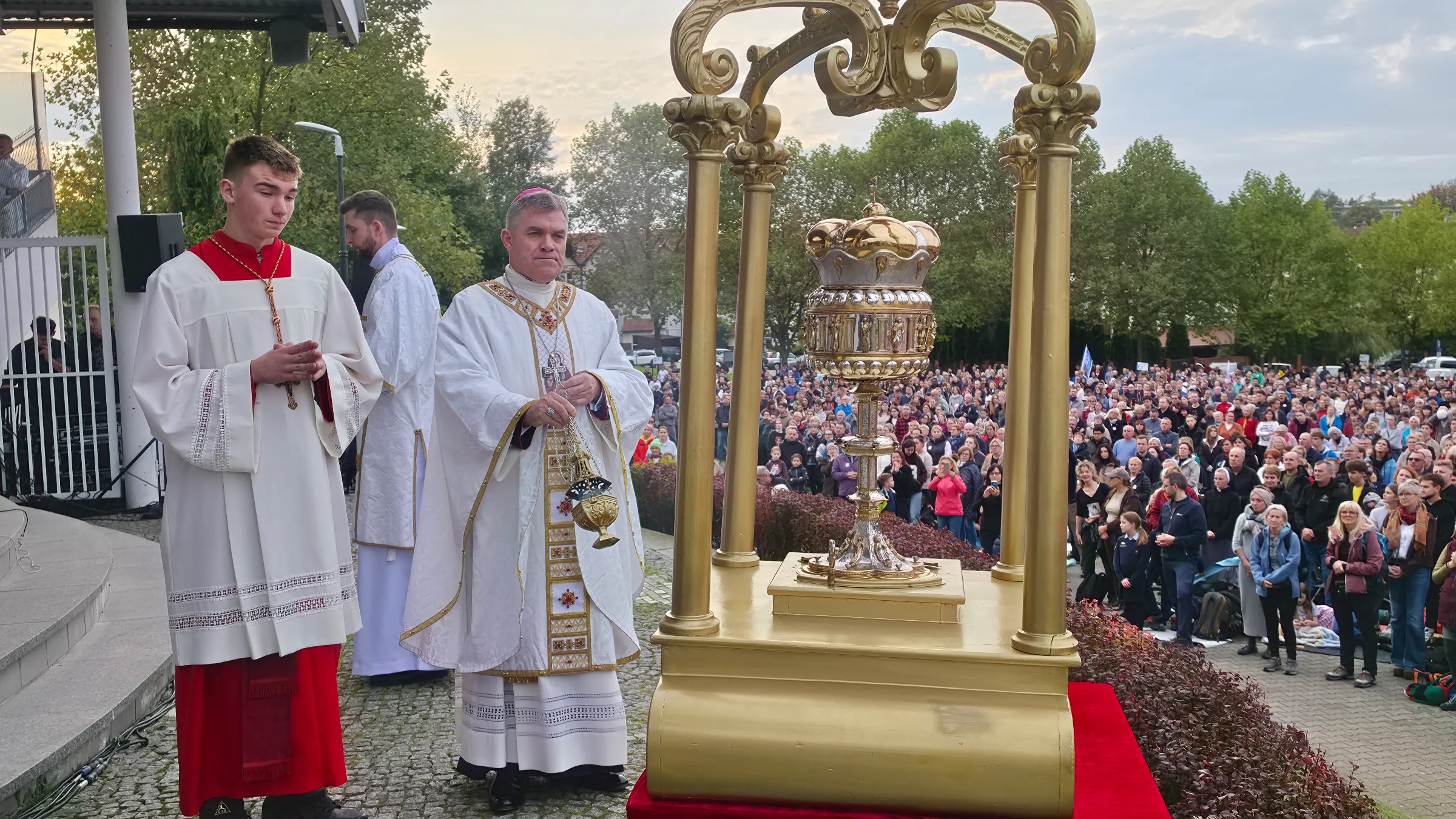 Abp Zbigniew Zieliński przed relikwiami św. Jadwigi Śląskiej.