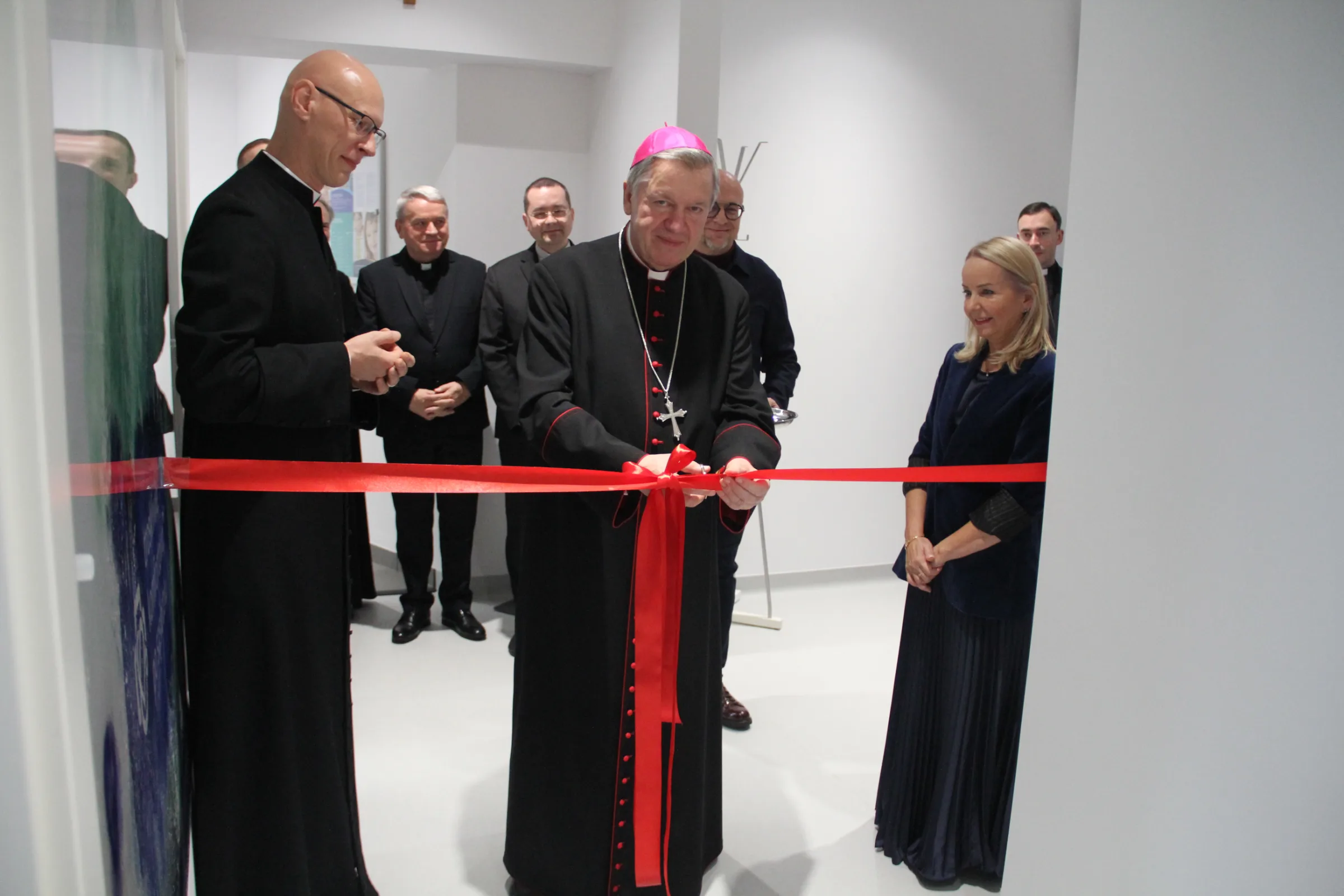 Abp Józef Kupny przecina symbolicznie otwiera nową przychodnię. Po prawej prezes NZOZ Twój Lekarz, dr Mariola Madler-Litera, po lewej dyrektor Domu Księży Emerytów, ks. Marcin Danielczuk.