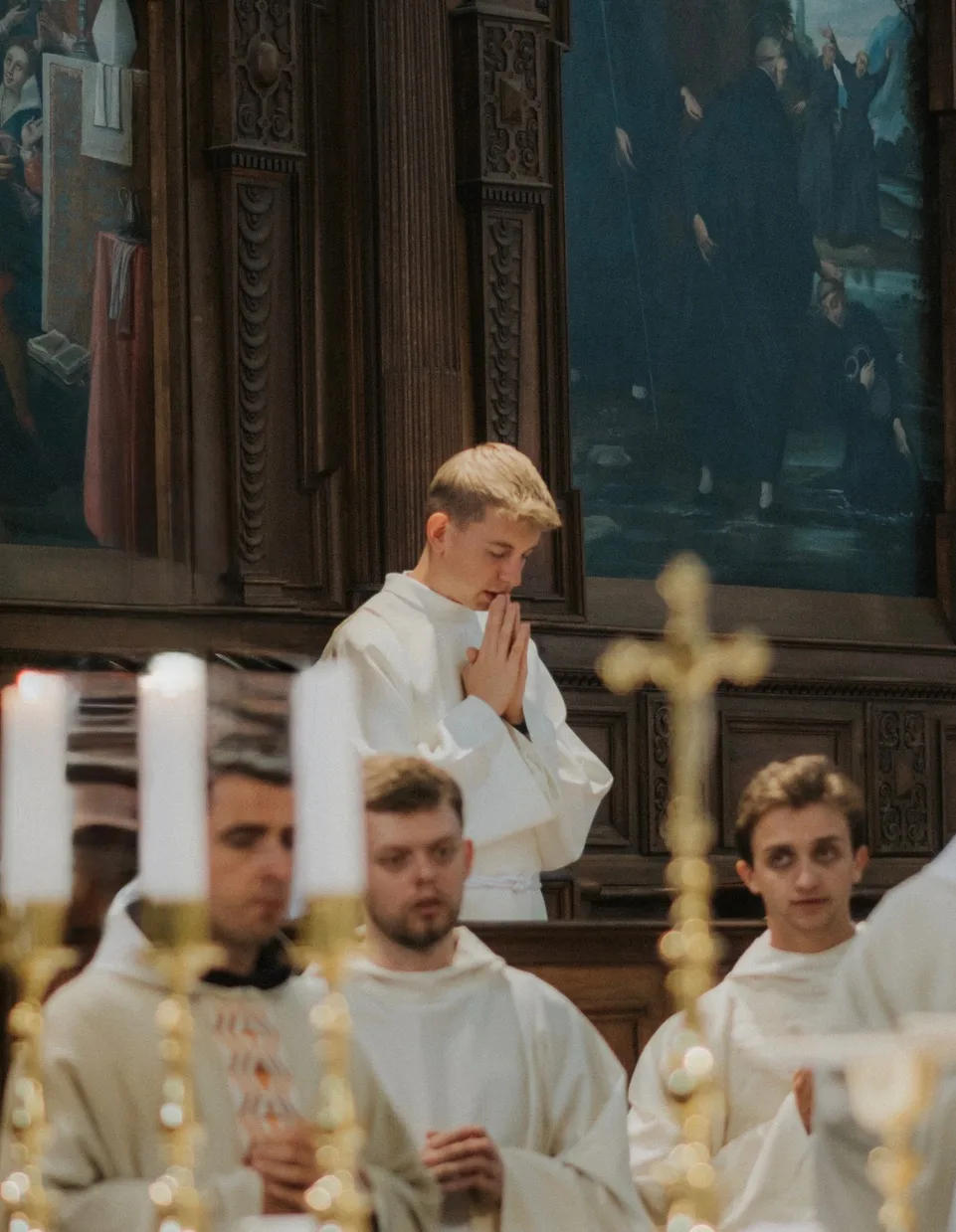 P. Bożemski  nie chce, żeby służba kończyła się wraz z zamknięciem drzwi zakrystii. Włożenie stroju liturgicznego nie powinno oznaczać zakładania na chwilę innej twarzy. Ministrantem się jest przy ołtarzu i w codzienności.