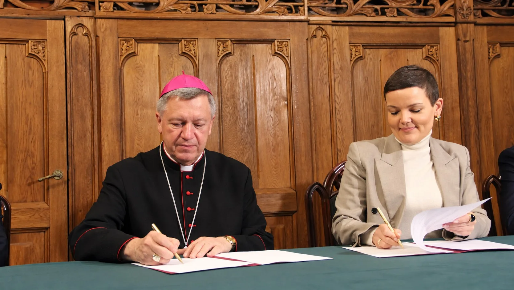 Uroczystość odbyła się w historycznym Domu Kapituły na Ostrowie Tumskim, który jest częścią Muzeum Archidiecezjalnego.
