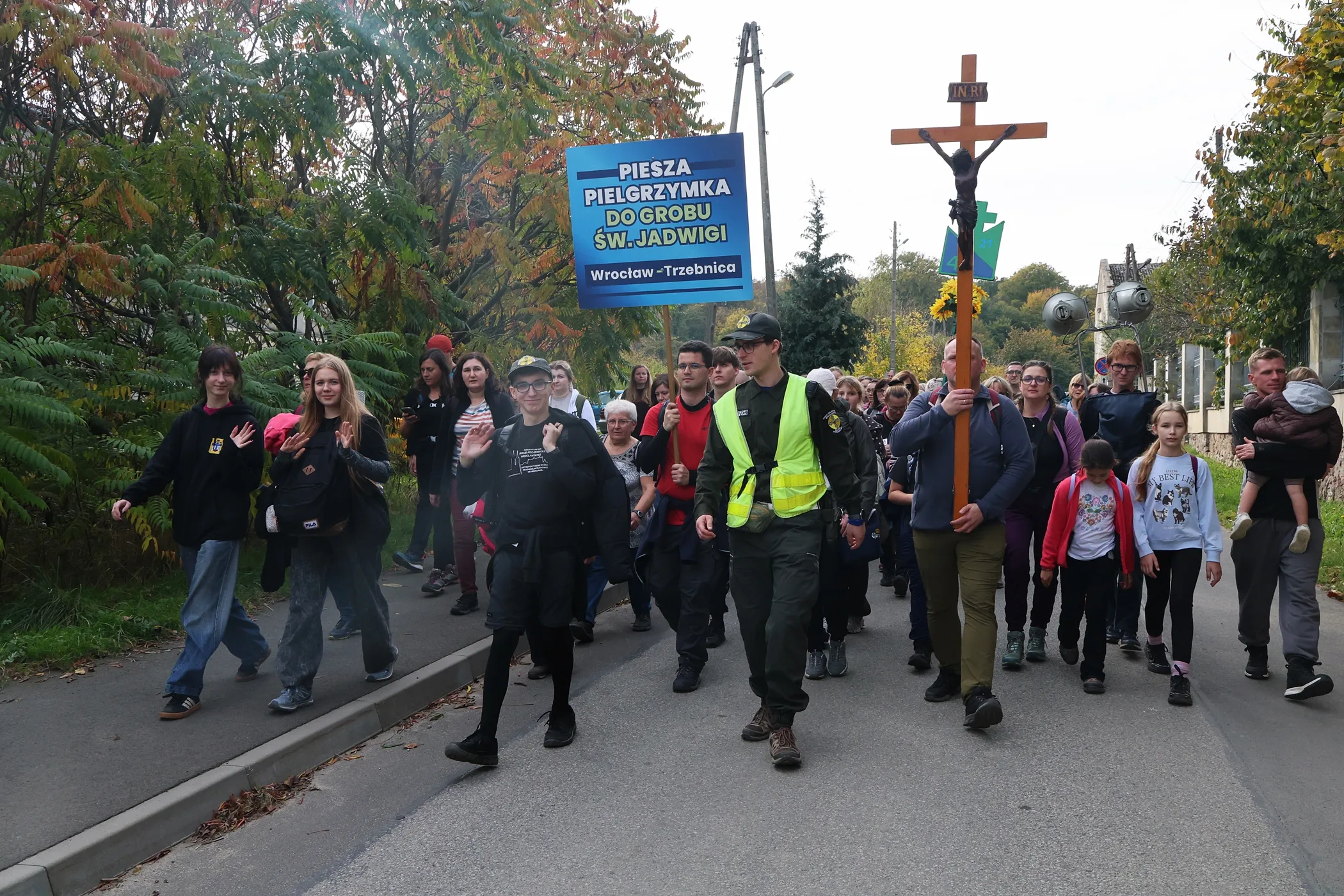 Kolejny raz tłum mieszkańców Dolnego Śląska pielgrzymował ponad 30 km na pieszo.