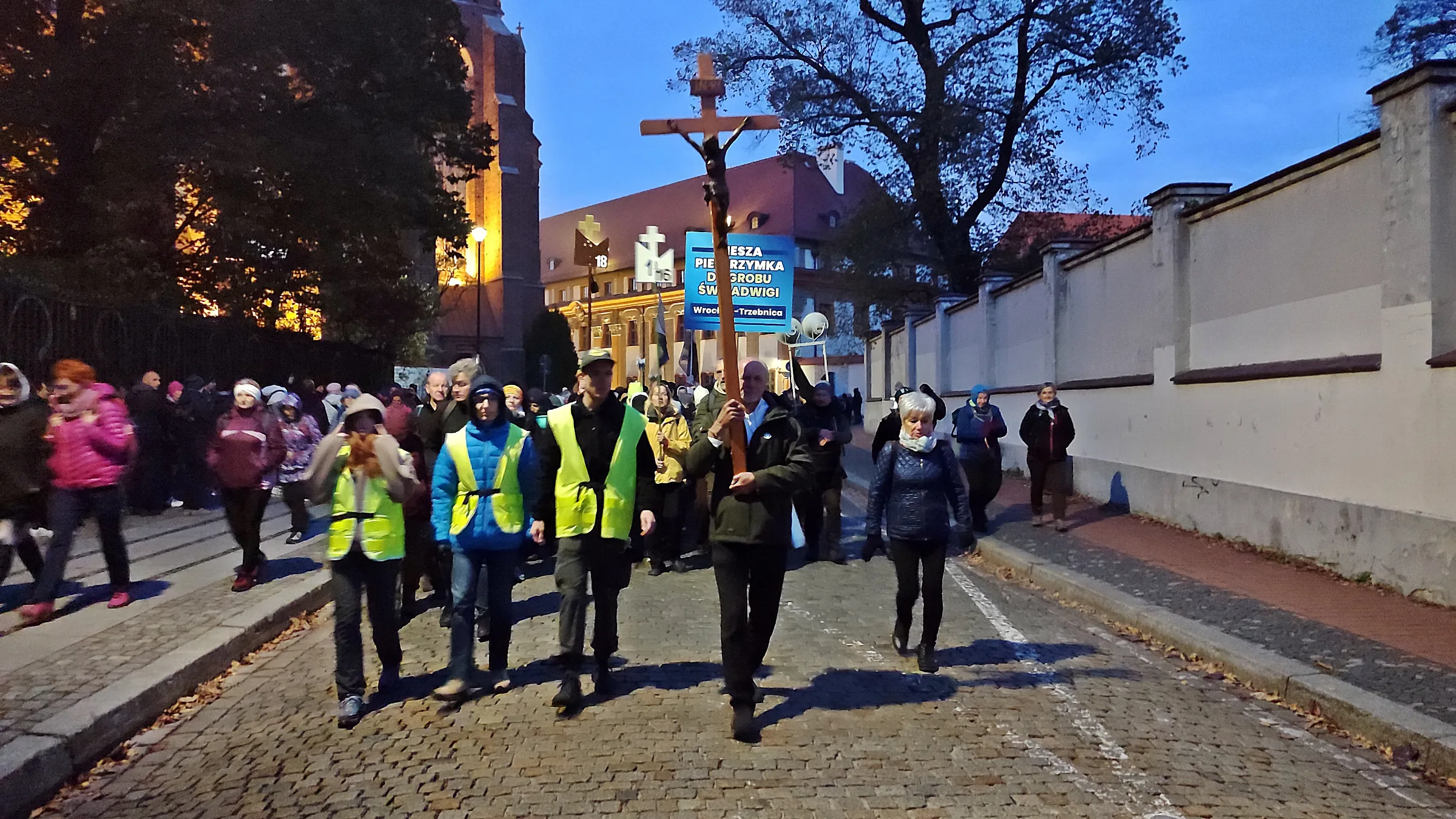 Wyjście z Ostrowa Tumskiem. Czoło całej pielgrzymki.