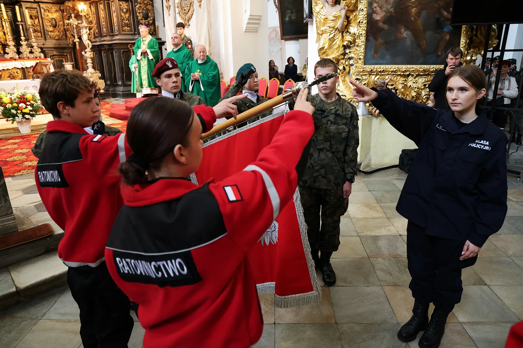 Ślubowanie kadetów (uczniów klas pierwszych) w Katolickim Liceum Ogólnokształcącym im. bł. Edmunda Bojanowskiego w Henrykowie.