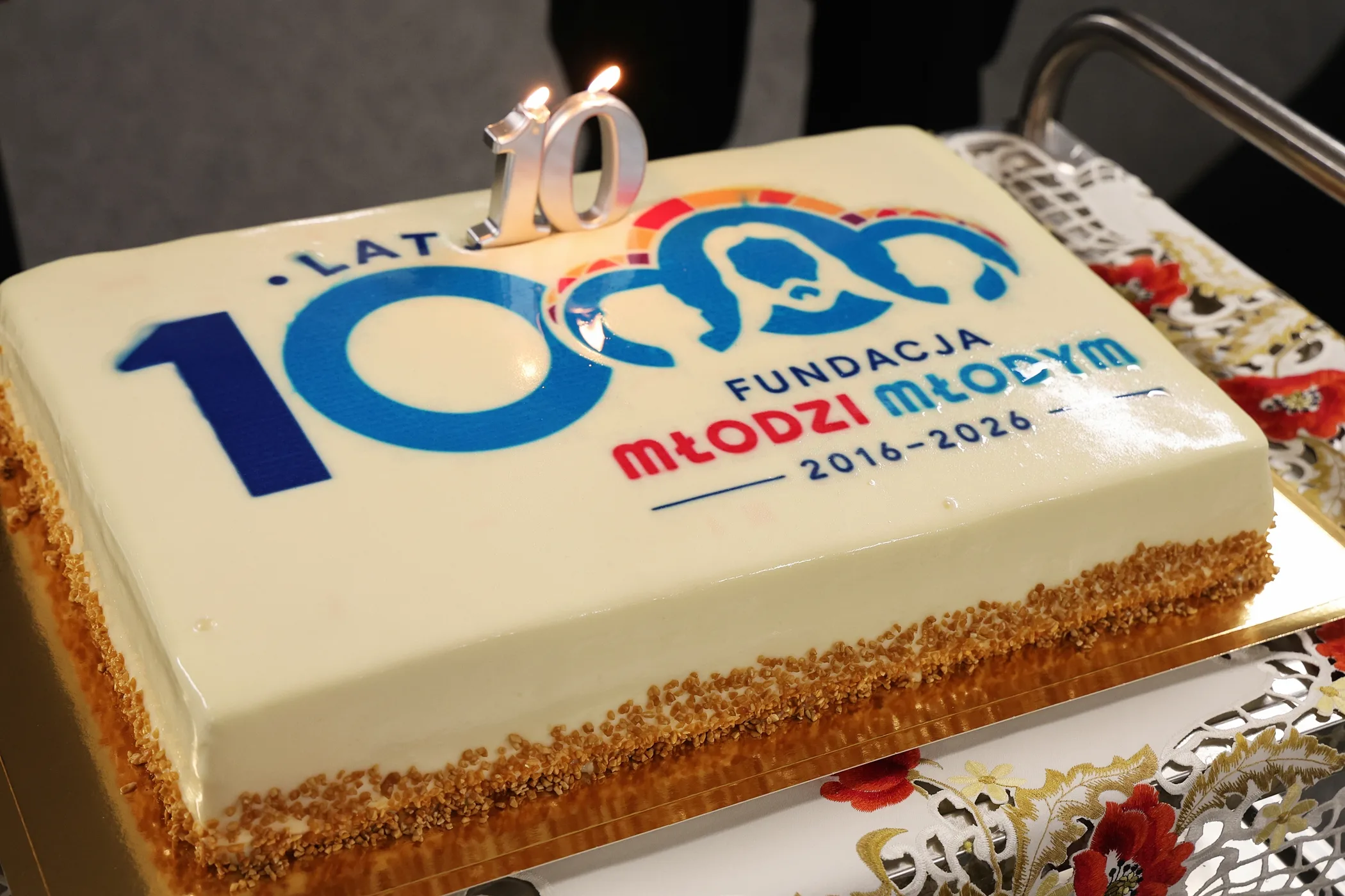 Piękny tort na 10-lecie fundacji.
