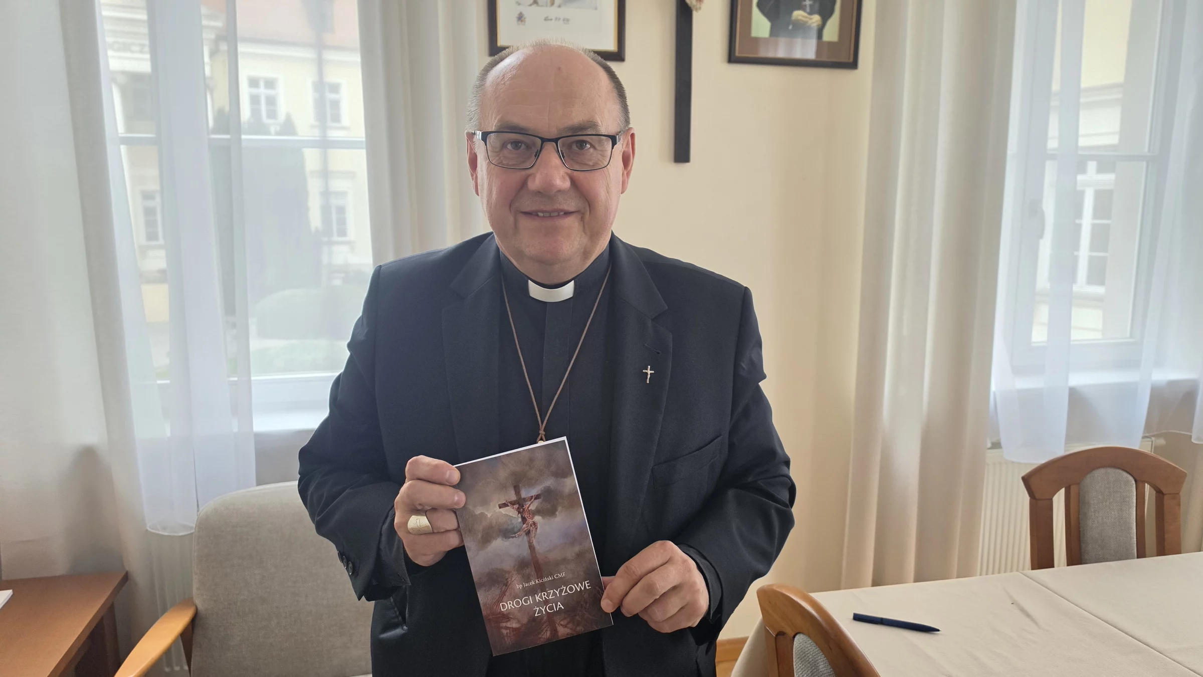Książka „Drogi Krzyżowe życia” zawiera propozycje rozważań nabożeństwa Drogi Krzyżowej. Są one owocem wieloletniej osobistej refleksji autora oraz jego uczestnictwa w tej modlitwie.