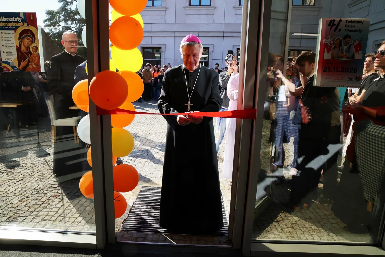 Arcybiskup Józef Kupny przecina wstęgę otwierając Dom dla Młodych.